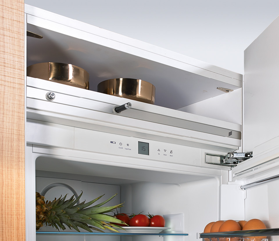 Jednoduchý, bezúchytkový, dobrý: Elektromechanický systém Easys pro otvírání chladničky