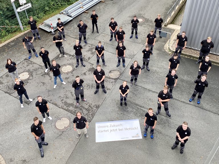 Stellvertretend für die deutschlandweit bei Hettich gestarteten Auszubildenden freuen sich 40 Jugendliche über ihren Start bei Hettich in OWL. Foto: Hettich