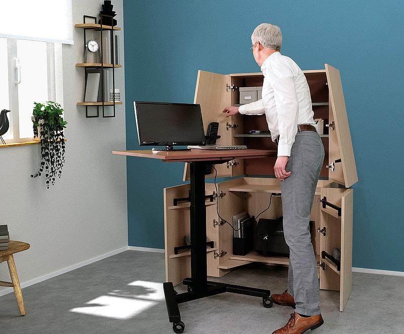 The height adjustable Steeforce Pro 570 SLS SC desk support frame on castors turns the newly interpreted bureau into an ergonomic office workstation. Work done, homeworking vanishes from view to leave a piece of furniture with homely appeal. Photo: Hettich