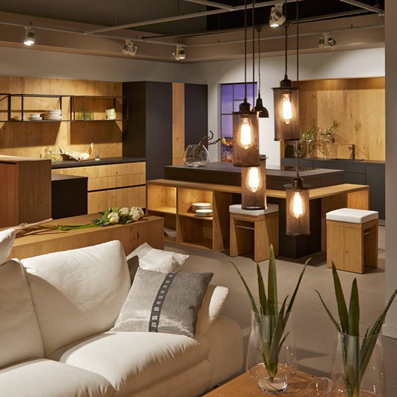 Oturum alanlarının açılması, mutfak mobilyalarının tasarımına yansır. Uzatılmış ön paneller daha rahat bir etki yaratıyor.