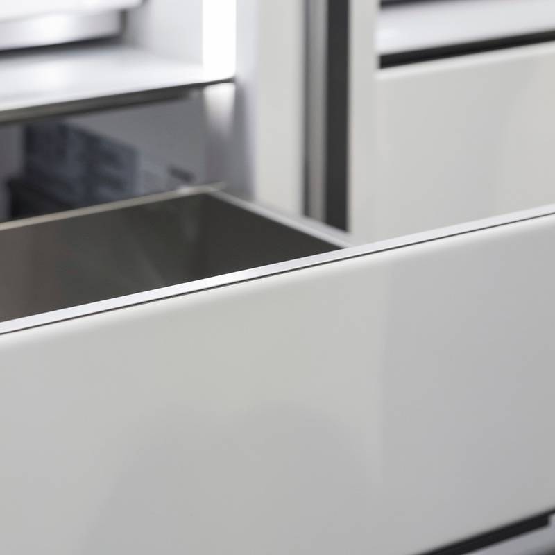 Materiais de alta qualidade como o vidro são cada vez mais frequentes nos frigoríficos e conferem-lhe um caráter de móvel.