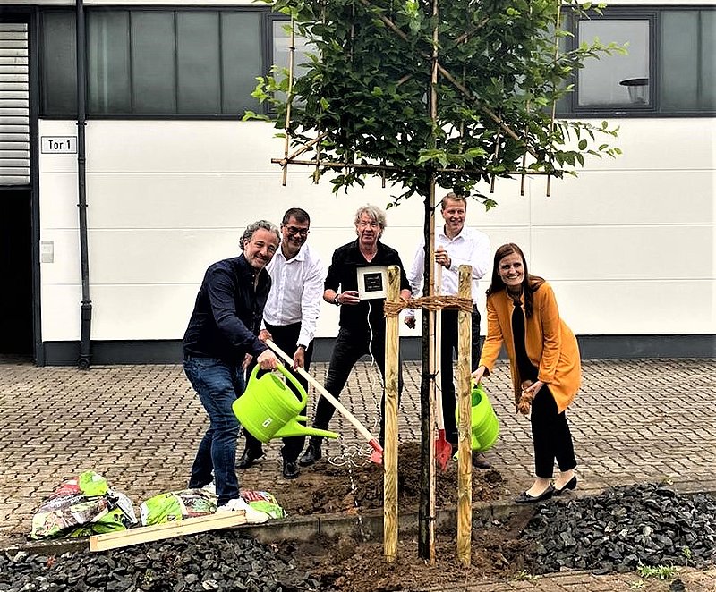 Jason de Weerd and Holger Fricke together with Jana Schönfeld, Uwe Kreidel and Michael Lehmkuhl plant a tree as a symbol for the common future. Not in the picture: Harry Slingerland photo: Hettich/actiforce