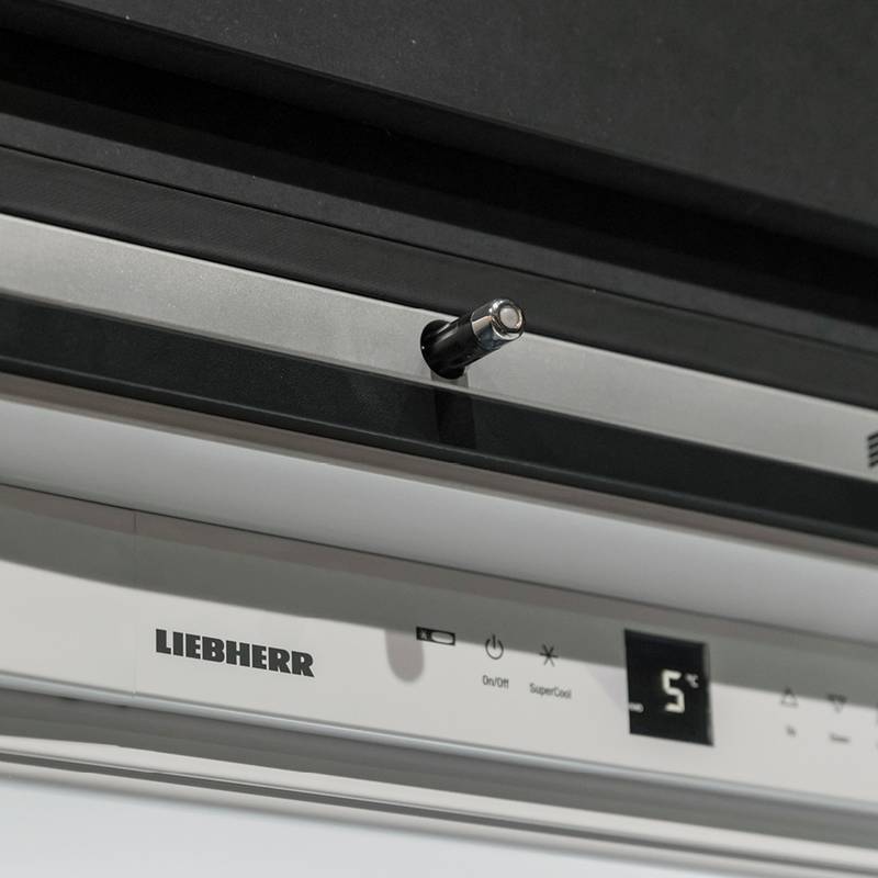 得益于 Easys 冰箱门电开启系统，无拉手设计得以应用。