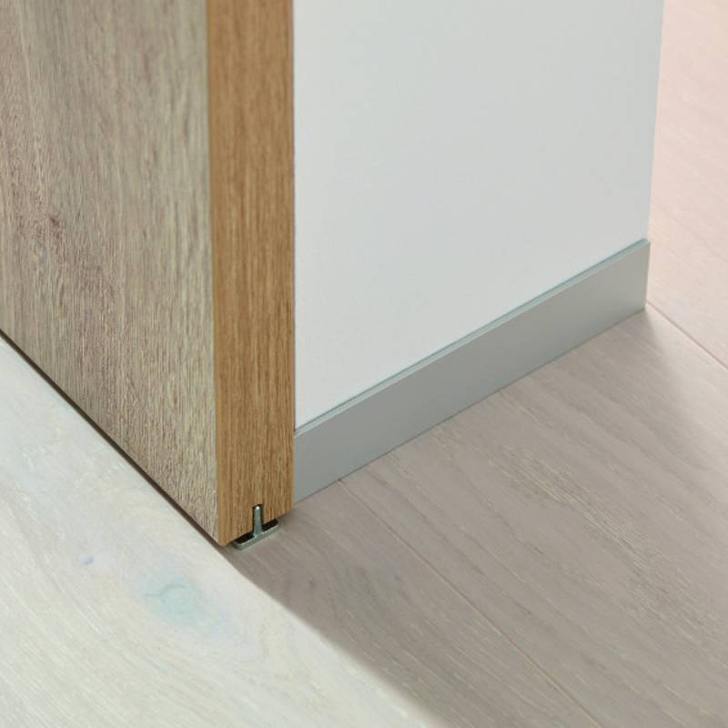 Barrier-free without trip hazard: No profiles on the floor. A small floor guide is all it takes to keep the door straight.