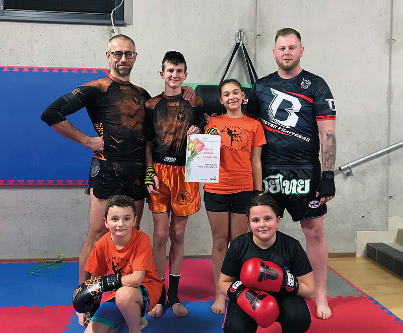 Hettich colleague Martin Ondráèek from the Czech Republic is involved as a volunteer coach with the  Nové Město na Moravě / Žďár nad Sázavou Fight Club organisation. This is where children, teenagers and adults learn martial arts and combat sports, with the focus here being on Muay Thai and kickboxing. 
The donation will be used for buying new sports equipment to improve training conditions for children. Photo: Hettich