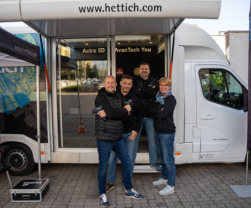 Zespół Hettich składający się z przedstawicieli działu handlowego, technicznego i marketingu w akcji.