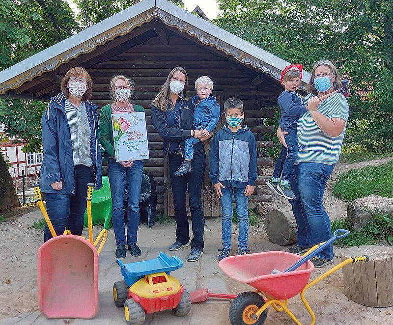 Hettich colleague Sigrun Heinscher from Frankenberg is actively involved in refurbishing and converting an old garden summer house at the Linnertor kindergarten into a play and recreation area for the children there. The donation will be used to purchase the materials that are needed for the conversion and extension work. Photo: Hettich