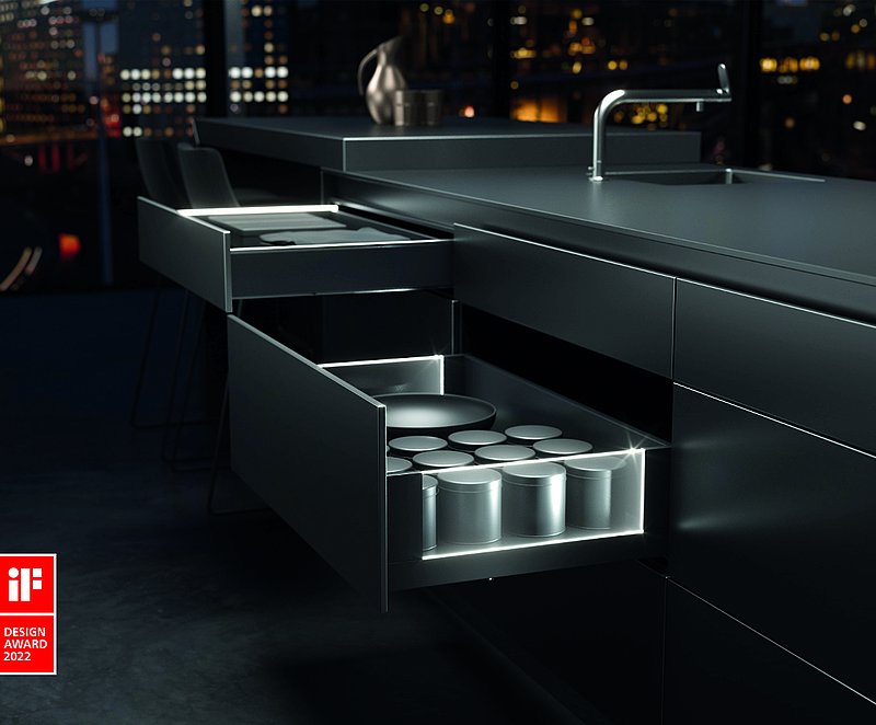 Il a remporté le prix iF Design Award 2022 dans la catégorie « Meuble de salon » : le module AvanTech YOU de Hettich donne une signature lumineuse élégante aux tiroirs. Photo : Hettich